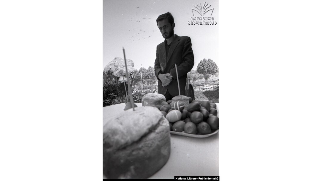 Раньше Пасху на могилах отмечали скромно