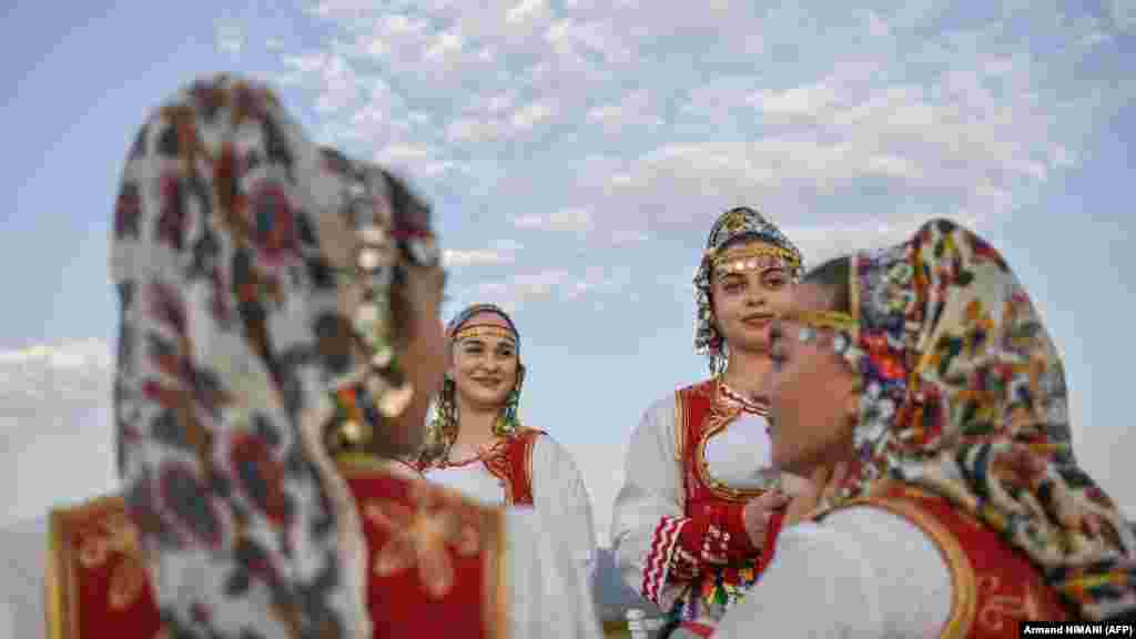 Festivali u ofron shikuesve dhe pjesëmarrësve mundësi të shohin nga afër copëza nga antikiteti duke përfshirë veshjet, recetat ushqimore, lojërat, si dhe zejet artizanale.