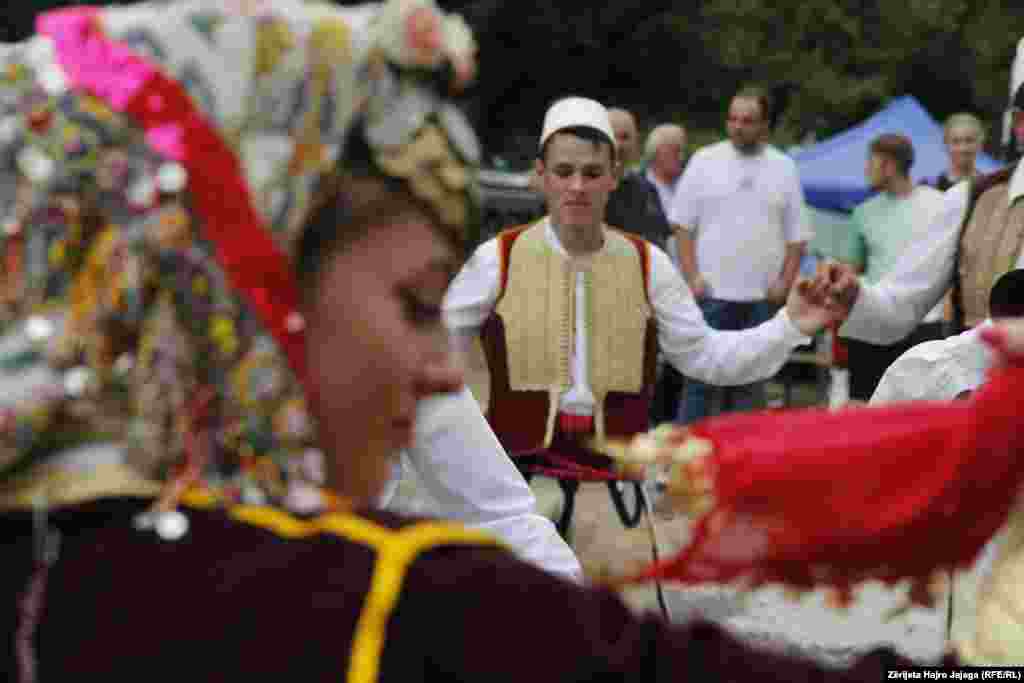 Një burrë me veshje tradicionale ndërsa në kokë mban plisin në formë të sferës së prerë.