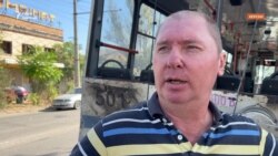 «Удар. У салоні дим, бруд. Зупинився, висадив людей. І потім ще приліт»: водій тролейбуса про подробиці обстрілу Херсону