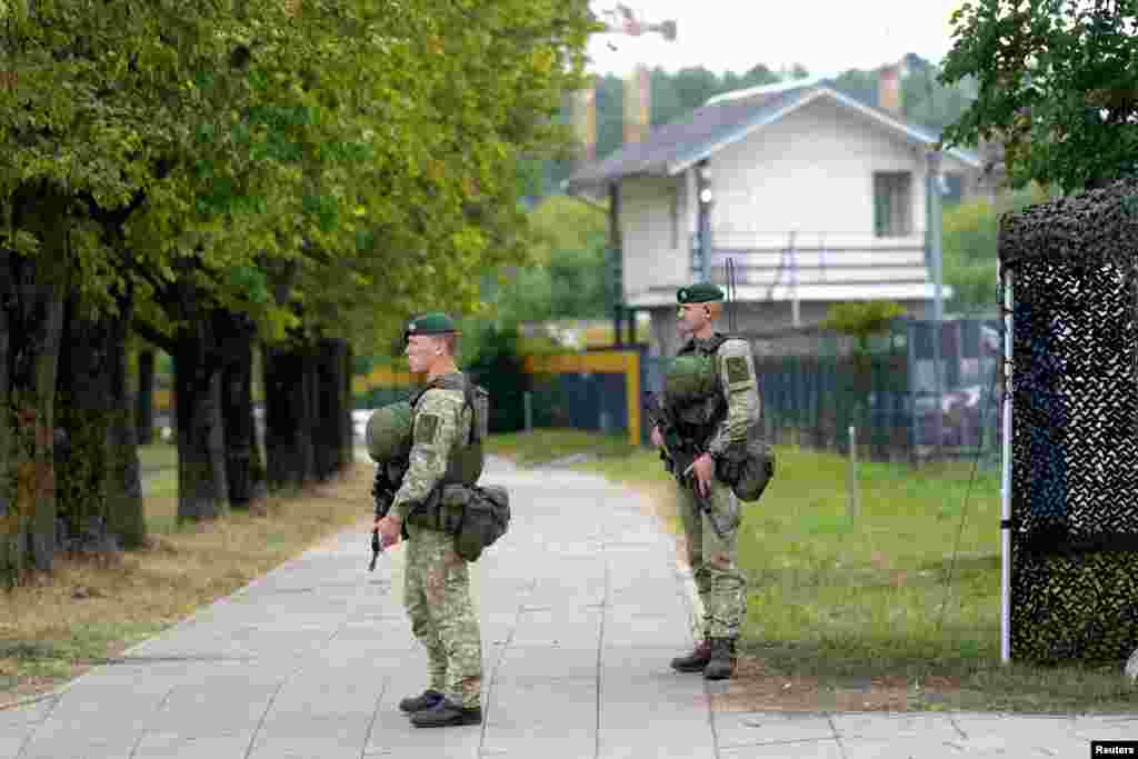 Вайскоўцы літоўскай арміі патрулююць месца правядзеньня саміту NATO. Вільня, Літва, 10 ліпеня 2023