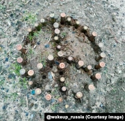 Znak mira napravljen od municije, navodno na ruskom položaju u Ukrajini. Ovo je jedna od nekoliko fotografija za koje se navodi da su ih snimili pripadnici ruske vojske, a koje su ranije ove godine objavljene na Telegram kanalu "Wake Up Russia" (Probudi se Rusijo!).