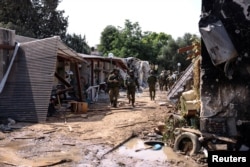 Израильские солдаты в атакованном ХАМАС кибуце Кфар-Аза, 10 октября 2023 года
