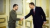 Президентът на Украйна Володимир Зеленски и министърът на външните работи на Полша Радослав Сикорски на среща в Киев на 22 декември 2023 г.