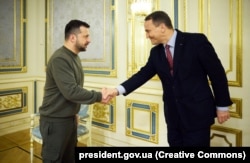 Президент України Володимир Зеленський і міністр закордонних справ Польщі Радослав Сікорський. Київ, 22 грудня 2023 року