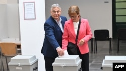 Partidul lui Viktor Orban curtează aceleași grupuri europene ca AUR-ul românesc.