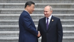 Președintele Chinei, Xi Jinping, îl întâmpină pe omologul său rus, Vladimir Putin, la Beijing, 16 mai. 