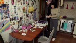 "Я пишу всем": россиянка уже два года поддерживает политзэков в России письмами и передачами