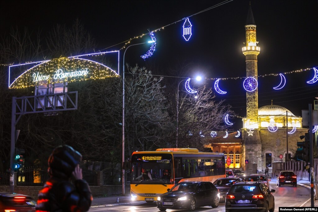Një rrugë e zbukuruar me drita me motive fetare në Prishtinë ku ndodhen disa xhami. 