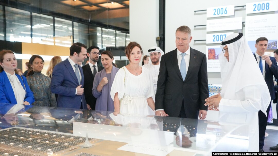 Președintele Klaus Iohannis, alături de soția sa, Carmen, și ministrul Educației, Ligia Deca, ministrul Cercetării, Sebastian Burduja, în vizită la Masdar City în Abu Dhabi, Emiratele Arabe Unite, 19 martie 2023.