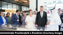 Președintele Klaus Iohannis, alături de soția sa, Carmen, și ministrul Educației, Ligia Deca, ministrul Cercetării, Sebastian Burduja, în vizită la Masdar City în Abu Dhabi, Emiratele Arabe Unite, 19 martie 2023.