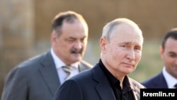 Глава Дагестана Сергей Меликов и президент России Владимир Путин в Дербенте, 28 июня 2023 года