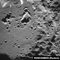 Фота, зробленае камэрай пасадачнага апарата Luna-25, паказвае кратэр Зееман на адваротным баку Месяца, 17 жніўня 2023, да падзеньня расейскага спадарожніка