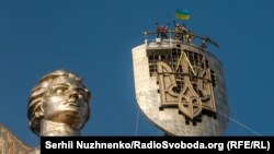 Український Тризуб замінив радянський герб на монументі «Батьківщина-мати» (фоторепортаж)