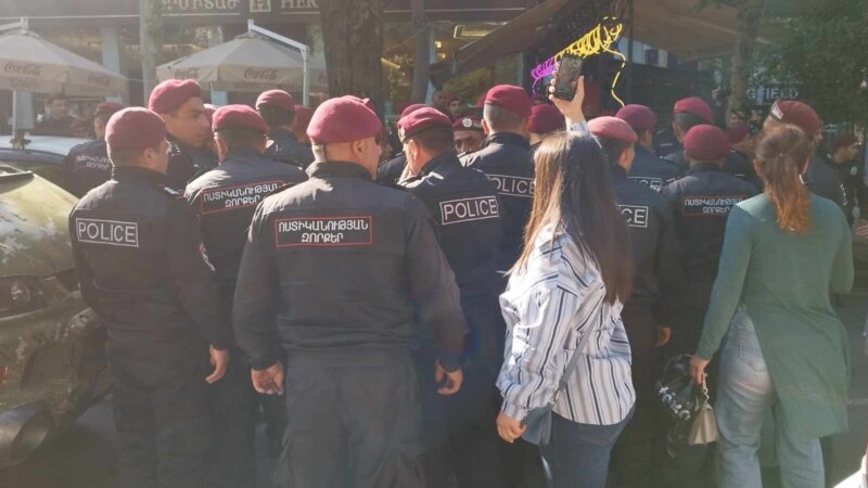 В Армении полиция задержала более 200 участников протестов
