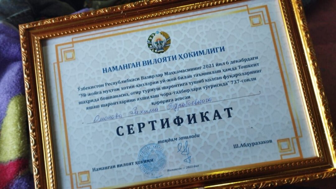 Ayollar oyoqlarini kotaradilar