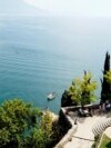 Kisha e Shën Gjonit është e vendosur në një shkëmb me pamje kah Liqeni i Ohrit.