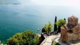 Kisha e Shën Gjonit është e vendosur në një shkëmb me pamje kah Liqeni i Ohrit.
