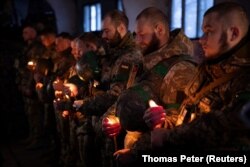 Украинские военные возле линии фронта под Купянском, 24 декабря 2023 года