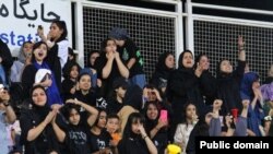 شماری از زنان بدون حجاب اجباری به تماشای بازی دو تیم گل‌گهر و فولاد خوزستان نشستند