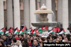 Në mesin e të grumbulluarve para Bazilikës së Shën Pjetrit në Vatikan ishte një grup që mbante flamuj palestinezë.