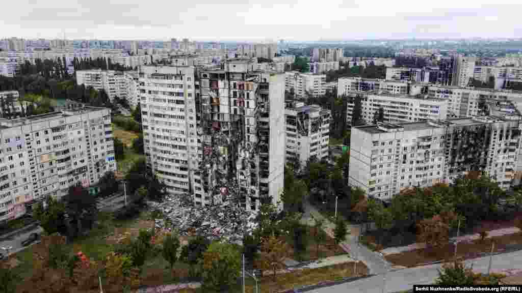 Вид на зруйнований будинок на околиці району Північна Салтівка у Харкові, вересень 2022 року. Це найбільш постраждала від війни частина Харкова, Північну Салтівку через це ще називають районом-привидом&raquo;