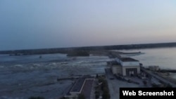 Плотина Каховской ГЭС в Херсонской области после разрушения. Кадр с видео