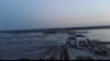 O captură video care se presupune că arată barajul Nova Kakhovka după ce a fost rupt pe 6 iunie.
