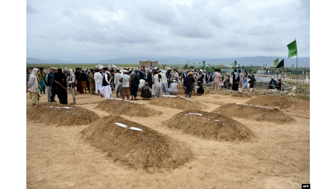 Slujbă de înmormântare a victimelor inundațiilor din provincia Baghlan, în nordul Afganistanului, mai 2024.