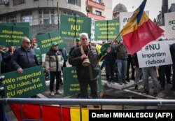 Protestul fermierilor români în fața reprezentanței UE de la București, România, 7 aprilie 2023.