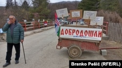 Meštani sela Krivelj, 250 km jugoistočno od Beograda, od 29. januara blokiraju put koji vodi ka rudniku "Novo Cerovo".