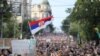Vlasnik privatne televizije Pink raširio je zastavu Srbije uoči protesta &quot;Srbija protiv nasilja&quot;