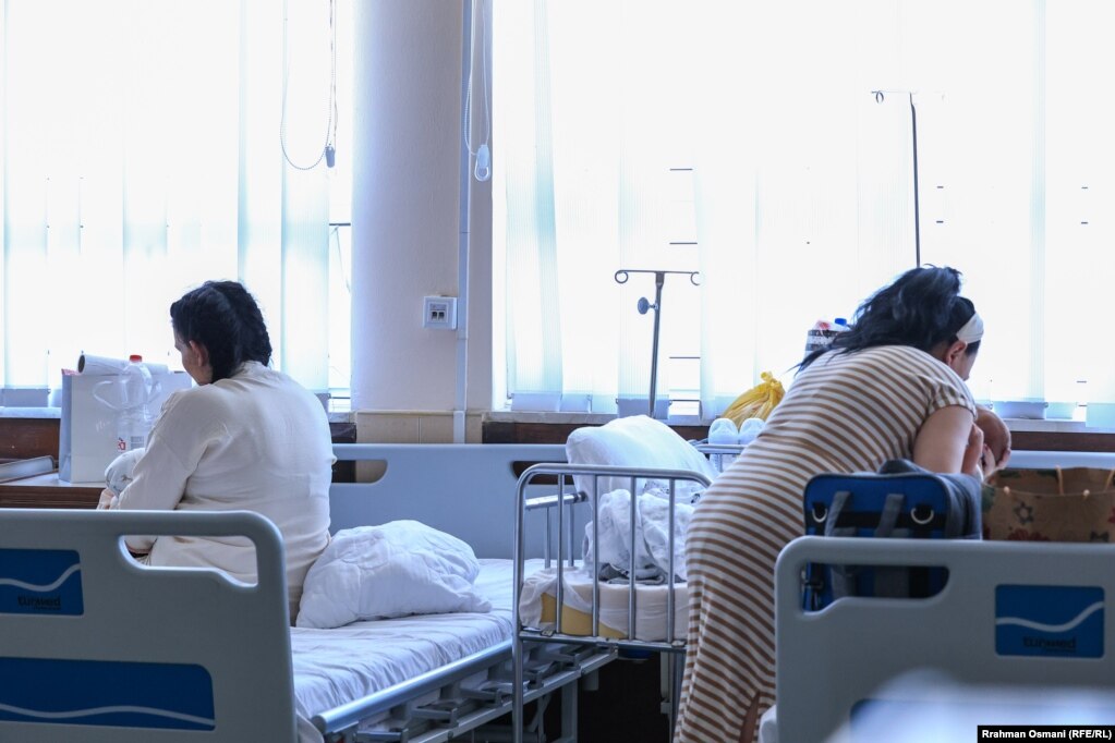 Dy nëna kujdesen për foshnjat e tyre në një dhomë brenda Klinikës së Gjinekologjisë në QKUK, 4 korrik 2023.
