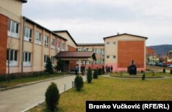 U Srednjoj tehničkoj školi u Preševu učenici nemaju udžbenike na albanskom jeziku, ali profesori pojedine lekcije prepisuju u neku vrstu skripti iz kojih đaci mogu da uče. 7. septembar, 2023.