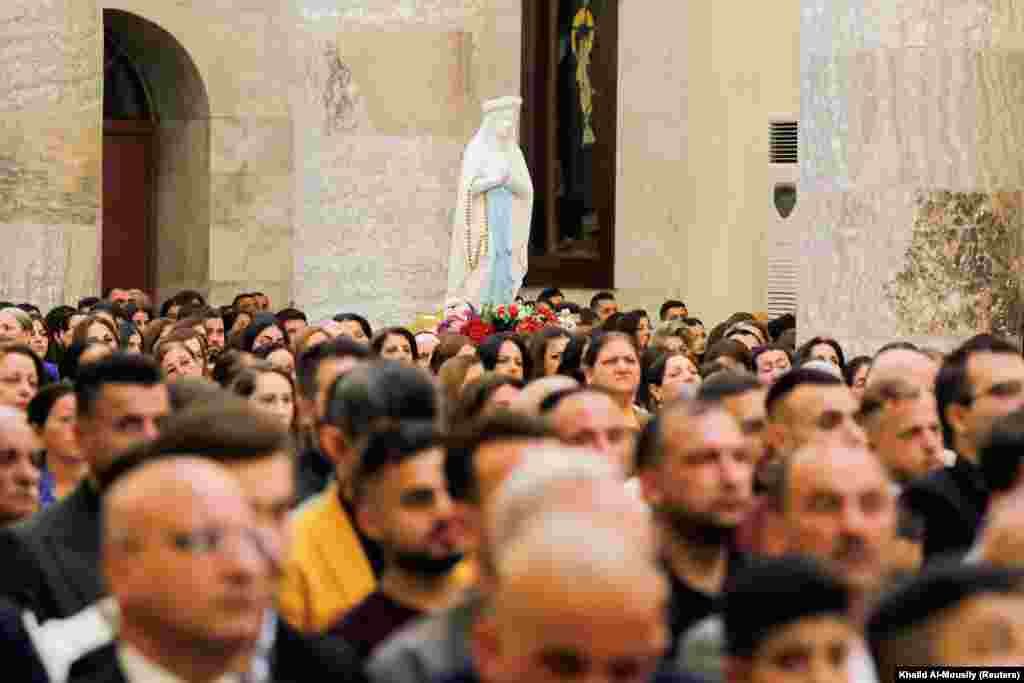 Vernici tokom uskršnjeg bdenja u crkvi u Iraku, 8. april