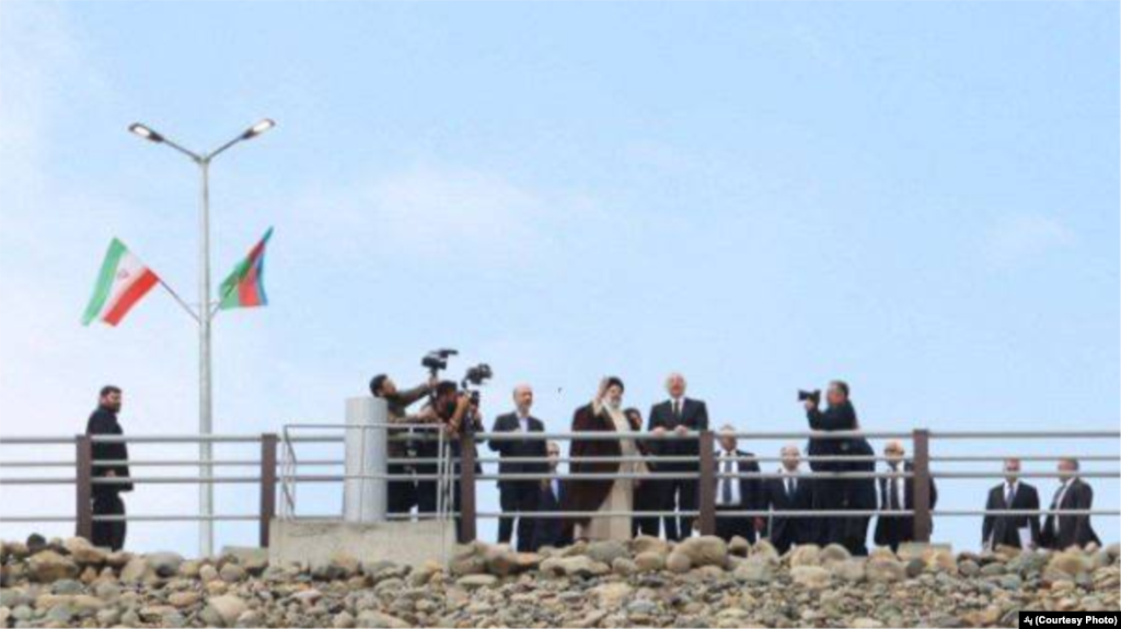 Raisi mersese pe 19 mai în provincia Azerbaijanul de Est, pentru a participa la inaugurarea unui baraj. Președintele Azerbaijanului, Ilham Aliyev, a luat și el parte la ceremonie.