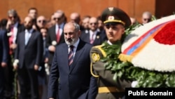 Armenia - Prime Minister Nikol Pashinian lays a wreath at the Sardarapat memorial, May 28, 2024.