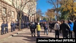 Përkrahësit e Partisë Demokratike të Shqipërisë në opozitë protestojnë pranë ndërtesës së Kuvendit në Tiranë, teksa Këshilli i Mandateve voton për ta miratuar kërkesën e heqjes së imunitetit parlamentar për ish-kryeministrin Sali Bershia, 18 dhjetor 2023.