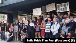 Кадър от протеста на "Възраждане" пред кино "Одеон" по време на прожекцията на филма "Близо" в рамките на София прайд филм фест. Снимката е от Фейсбук страницата на фестивала