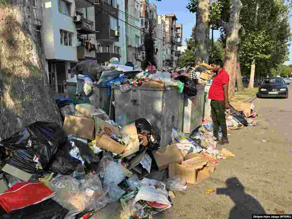 Маж претура во преполните контејнери во еден од станбените блокови во скопски Чаир. Партиите се препукуваат кој е одговорен за ваквата ситуација - СДСМ го обвини ВМРО-ДПМНЕ, кој ја поддржуваше скопската градоначалничка на изборите, а градоначалничката Данела Арсовска вели дека ова е организирано сценарио против неа.