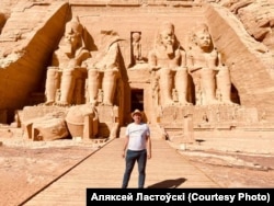 Аляксей Ластоўскі ля храмавага комплексу Абу-Сымбэл у Эгіпце