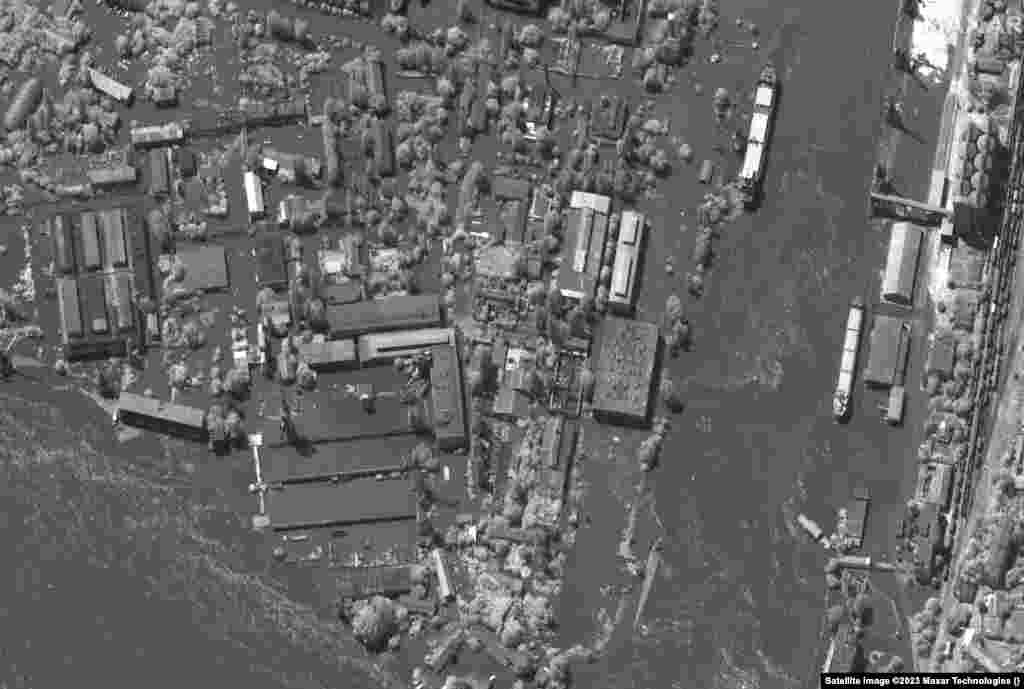 Сликата од 15 мај ги прикажува пристанишните објекти и индустриската област Херсон и последиците од поплавите на 6 јуни.