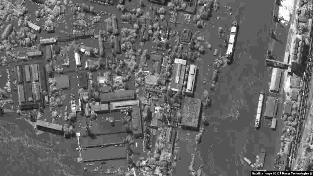 На снимке от 15 мая показаны портовые сооружения и промышленная зона Херсона, на соседней фотографии &mdash; последствия наводнения 6 июня