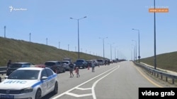 Автомобильная пробка на въезде на Керченский мост. Скриншот с видео Крым.Реалии