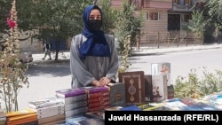 یک بانو در کابل که سال گذشته نمایشگاه فروش کتاب در کابل راه اندازی کرده بود و تلاش میکرد تا جوانان به مطالعه تشویق شوند