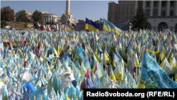 Прапорці, які символізують загиблих захисників України. Майдан Незалежності, Київ. Вересень 2023 року