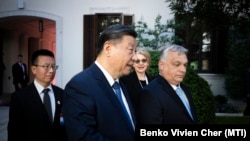 Унгарскиот премиер Виктор Орбан (десно) шета со кинескиот претседател Си Џинпинг во манастирот Кармелит, Будимпешта, 9 мај 2024 година.