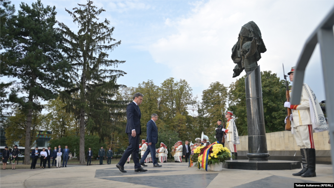 Dorin Recean and Igor Grosu depun de flori la monumentul „Maica Îndurerată” de la Complexul memorial „Eternitate”.