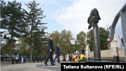 Dorin Recean and Igor Grosu depun de flori la monumentul „Maica Îndurerată” de la Complexul memorial „Eternitate”.