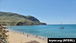 Малолюдний пляж «Меганом» у бухті Капсель біля Судака, Крим, 8 червня 2023 року